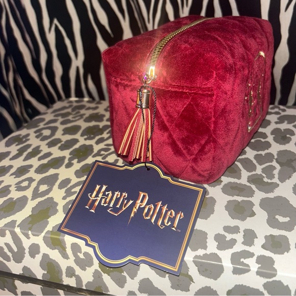 Harry Potter House Gryffindor Cosmetic,  makeup bag. - Picture 6 of 10